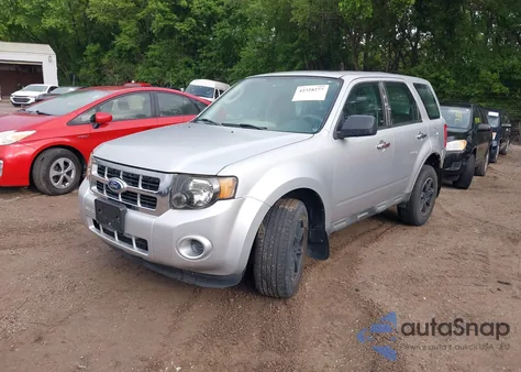 2010 Ford Escape Xls z USA, uszkodzony, nr VIN 1FMCU0C79AKC82375
